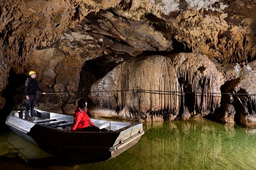 Grotte de Labouiche (Ariège) - Touriste dans une barque avec un guide devant le "Mammouth"(SP-23-1639)